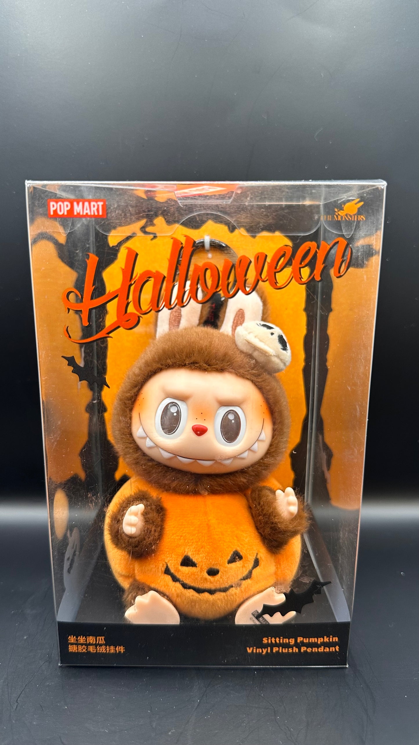 (USA) AUTHENTIC Labubu The Monsters – NEW Pop Mart Exclusive Halloween Labubu – Sitting Pumpkin Vinyl Plush Pendant (Limited Edition)