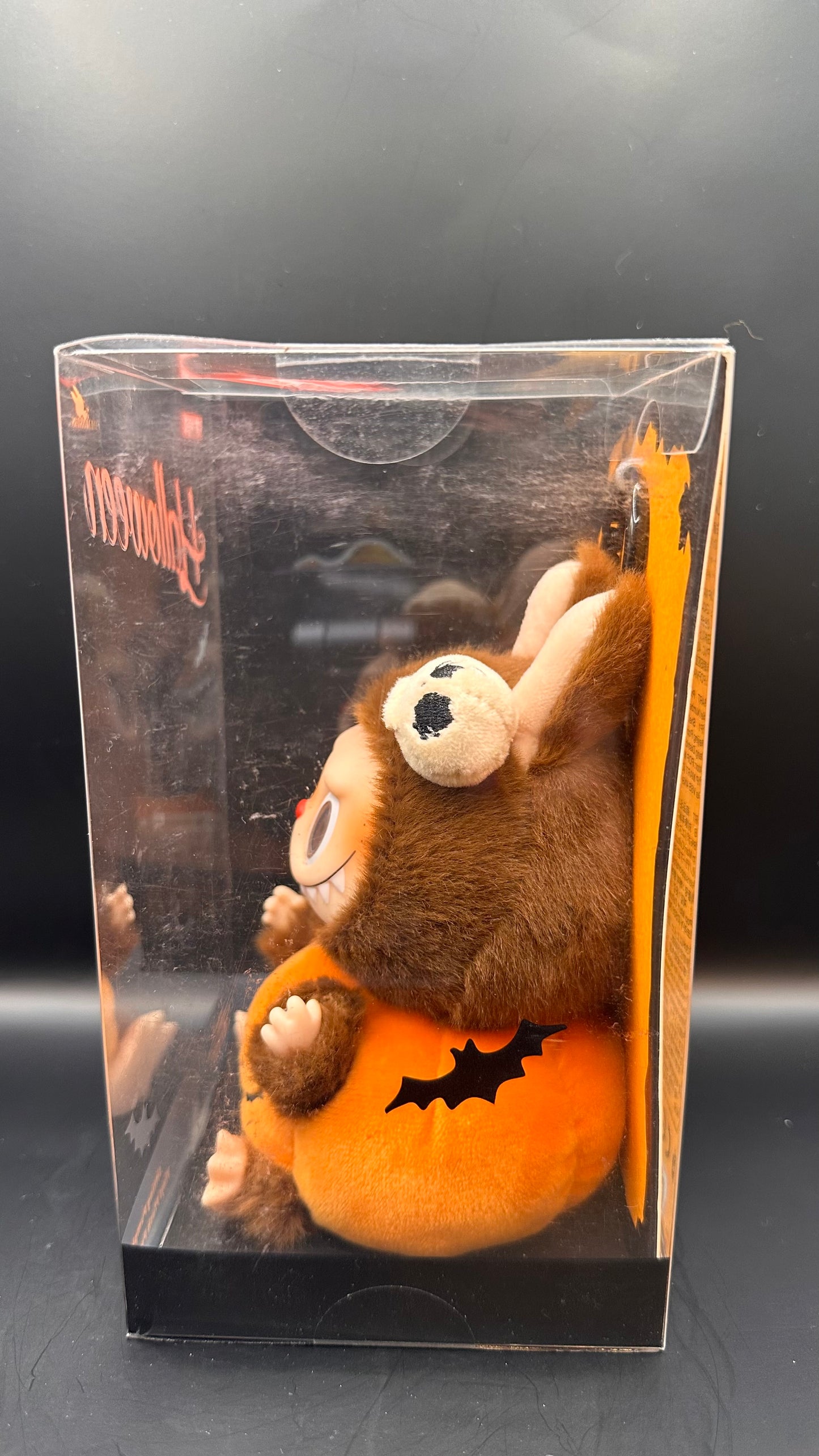 (USA) AUTHENTIC Labubu The Monsters – NEW Pop Mart Exclusive Halloween Labubu – Sitting Pumpkin Vinyl Plush Pendant (Limited Edition)