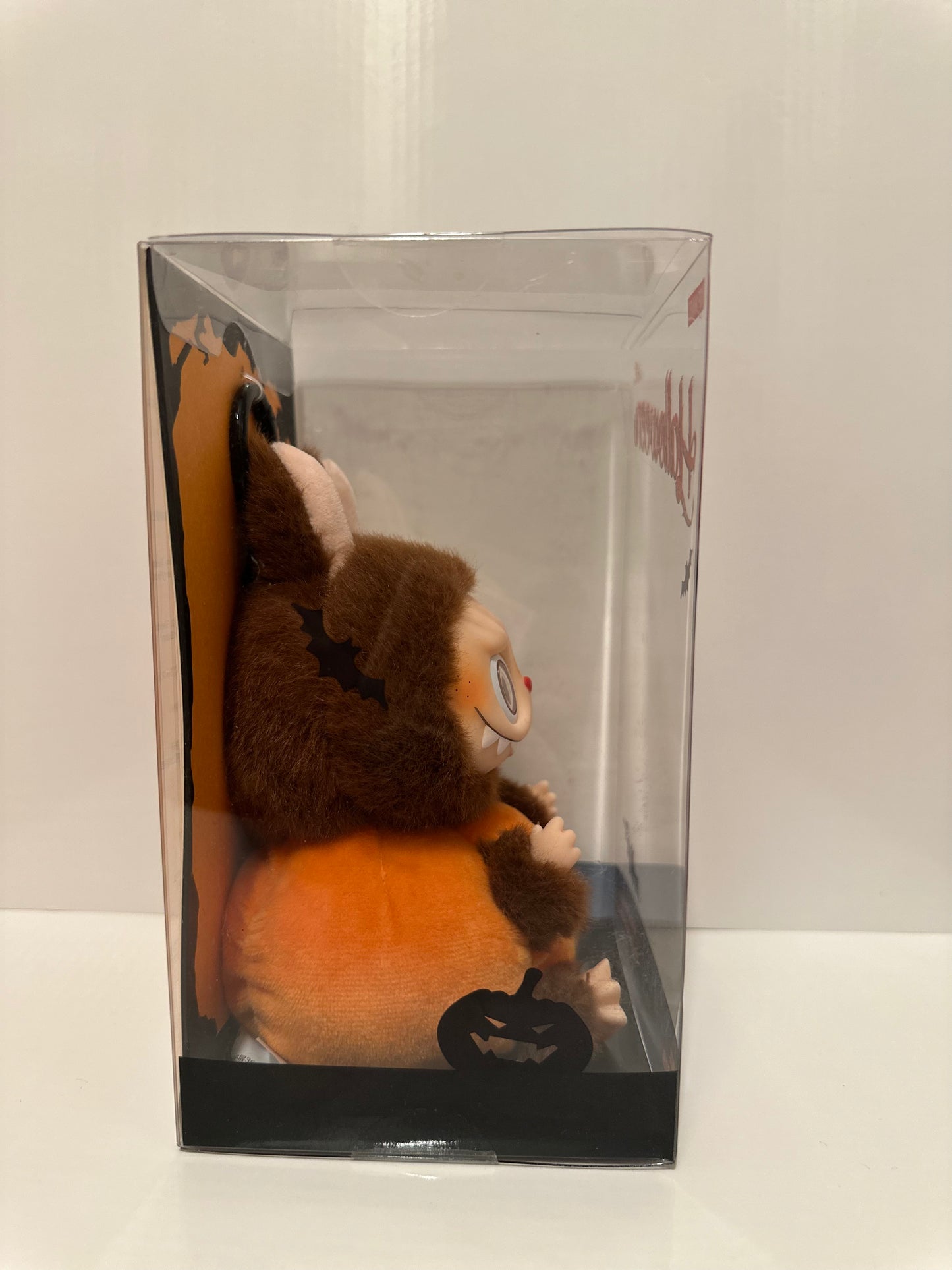 (USA) AUTHENTIC Labubu The Monsters – NEW Pop Mart Exclusive Halloween Labubu – Sitting Pumpkin Vinyl Plush Pendant (Limited Edition)
